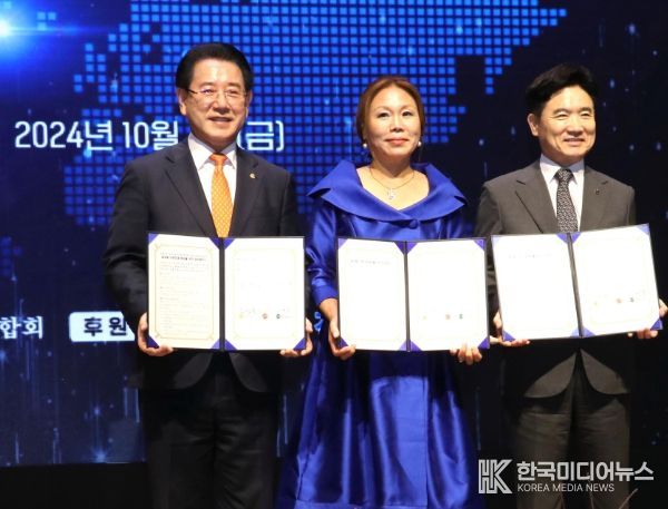 김영록 전라남도지사가 4일 오후 신안 라마다 호텔에서 개최된 “2024 세계호남인의 날 기념대회”에 참석해 김대중 전라남도 교육감(전남미래교육재단 이사장), 이기자 세계호남향우회총연합회장과 호남 미래인재 육성을 위한 업무협약을 체결하고 있다.