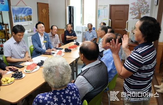 나주시가 과학기술정보통신부에서 주관한 ‘2025년 스마트 경로당 공모사업’에 최종 선정돼 국비3억100만원을 확보했다. 내년부터 읍면동 대표 경로당 20개소를 대상으로 비대면 여가교육 서비스 제공을 위한 양방향 화상 시스템을 구축할 계획이다. 윤병태 시장이 마을 경로당에서 주민들의 건의사항을 경청하고 있다. (사진제공-나주시)