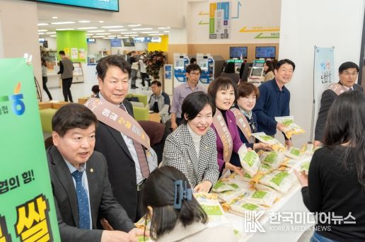 지난 11일 강남구청 로비에서 실시한 연천군 쌀 소비촉진 행사에 참석한 강남구의회 의원들(좌측에서 2번째 이호귀 의장, 1번째 이동호 운영위원장)