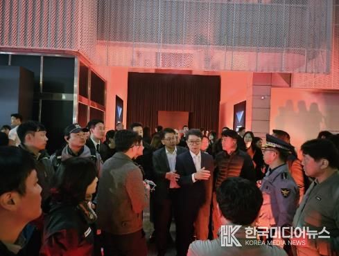 정원오 성동구청장이 성수동에서 인파 밀집 위기 상황 발생 시  성동경찰서와 합동으로 합동 계도를 하고 있는 모습