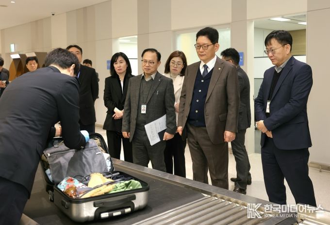 고광효 관세청장(오른쪽 두번째)이 6일 오전 인천국제공항 제1여객터미널을 찾아 여행자 통관현장을 점검하고 있다.<br>
<br>
