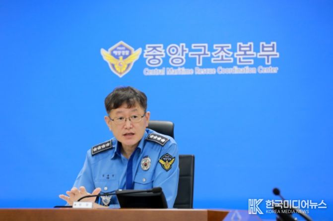 10일 김용진 해양경찰청장이 여수해역 어선 침몰사고 수색구조 상황을 점검하고 수색에 만전을 기할것을 주문하고있다.