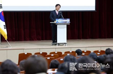 2월 10일에 세종교육청교육원에서 열린 2025 세종미래학교 통합 공동 연수회에서 인사말을 하고 있는 세종시교육청 최교진교육감