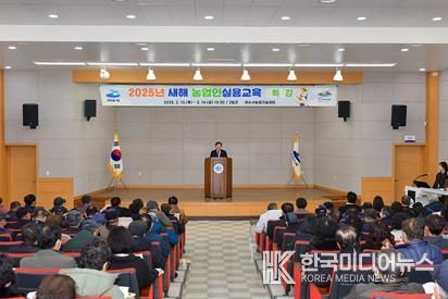 정기명 여수시장이 새해 농업인 실용교육 참여 농업인에게 격려사를 전하고 있다.