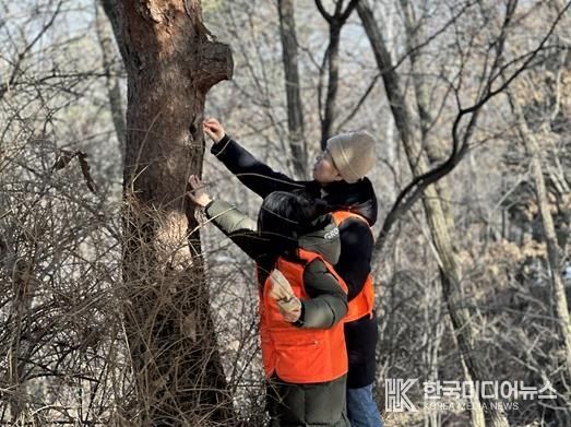 에코 볼런투어 ‘야생 조류 먹이주기’ 활동 장면