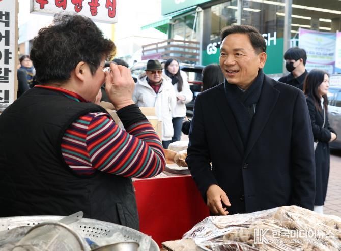 지난 1월 23일 설을 맞아 영동시장을 방문한 조성명 강남구청장.