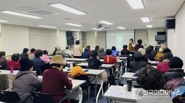 용산구가 찾아가는 자치회관 일일특강으로 키오스크 앱 사용방법 교육을 실시한다