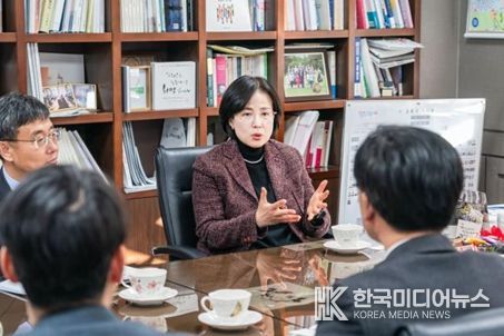 이수희 강동구청장은 한국마사회 김종철 고객지원본부장과 면담을 갖고 강동지사의 이전을 논의했다