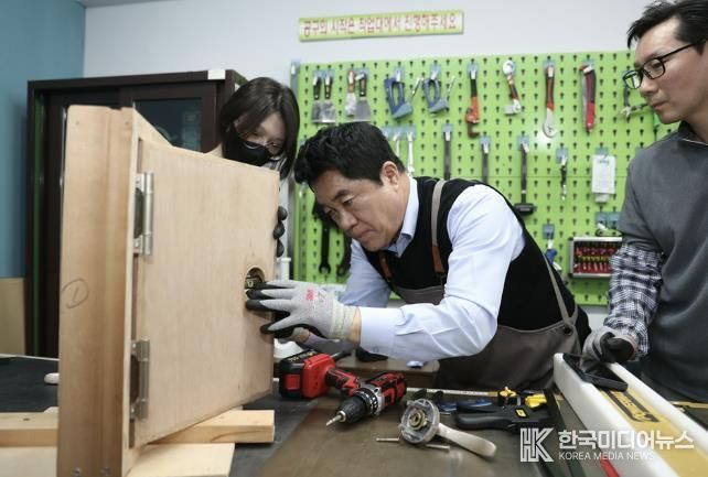 신림동 쓰리룸의 ’신림공방‘에서 진행하는 실습에 참여중인 박준희 관악구청장
