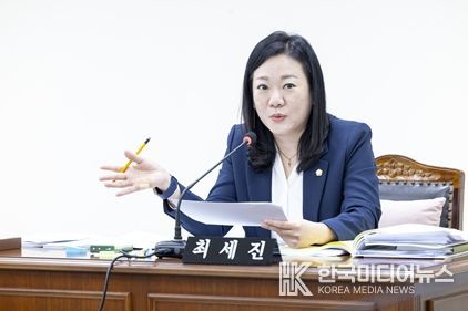 11일 오전 서울 강서구의회에서 열린 제311회 임시회 행정재무위원회 제1차 회의에서 최세진 의원이 발언하고 있다.