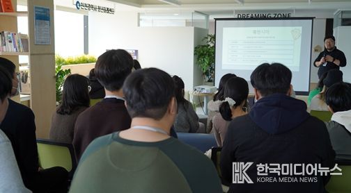 인천시청년미래센터가 최근 마련한 고립·은둔청년 지원사업 오리엔테이션에 참석한 청년들이 세부 프로그램 설명을 듣고 있다.