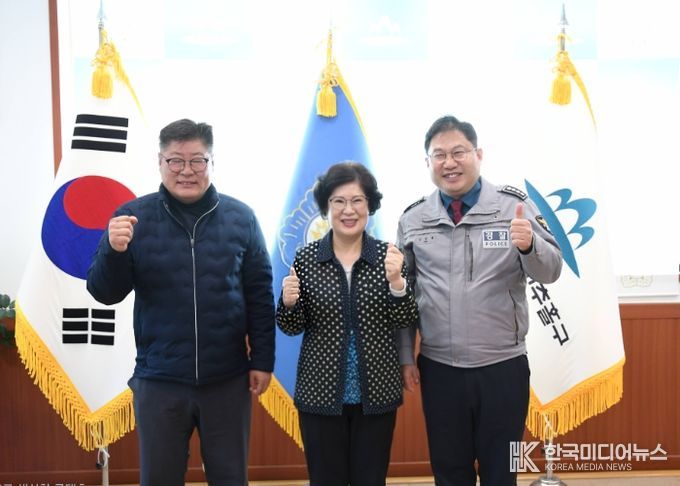 미추홀구의회 의장실(왼쪽부터 정락재, 전경애, 김한철)