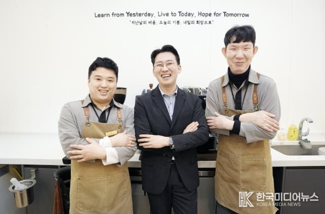 YTT 카페를 찾은 성진규 ㈜비비테크 대표이사(가운데)가 박오성(왼쪽)씨, 노현래씨와 활짝 웃고 있다