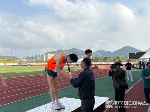 대회 최우수선수상을 수상한 어재혁 선수 수상 모습