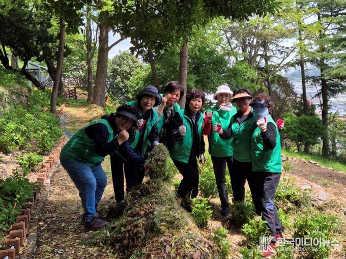 부산 동구 좌천동 새마을부녀회, 좌천체육공원 수국화원 환경정비 봉사
