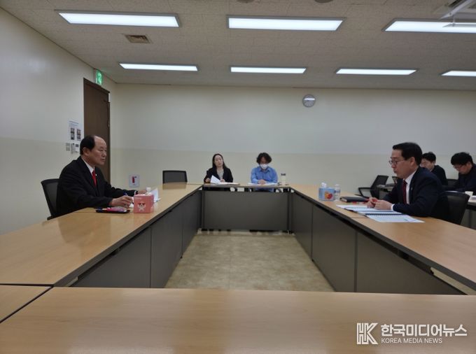 인천시의회 윤재상 의원(국․강화군)이 문화복지위원회 소관 주요 기관 업무 전반을 파악하기 위해 업무보고를 받고 있다.