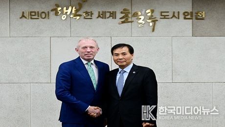 황효진 글로벌도시정무부시장이 1일 시청 영상회의실에서 티미 둘리 아일랜드 농식품해양부 차관과 협력방안을 논의한 뒤 기념촬영을 하고 있다