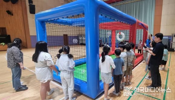 드론 축구 체험에 참여 중인 청소년들 모습