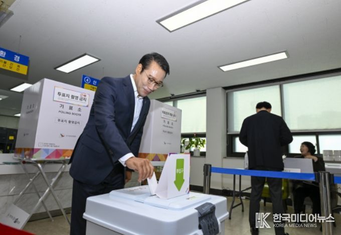 제21대 대통령선거 사전투표하는 최경식 남원시장(남원시 출입기자단 제공)